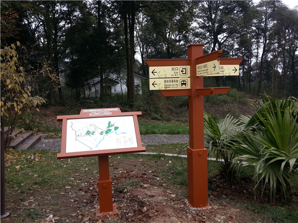 在現(xiàn)代大城市或一些鄉(xiāng)村道路上,合理的價格路標(biāo)隨處可見。盡管人們在日常生活中并不太注意他們,但大多數(shù)時候他們會快速瀏覽一下,獲取他們需要的信息,然后離開。甚至一些未開化的人也樂于破壞這種公共物品。為了引起人們對導(dǎo)視牌的注意,我們來介紹一下導(dǎo)視牌的具體功能。 首先,導(dǎo)視牌最基本的功能是作為路標(biāo)和導(dǎo)游卡,向來往的人們傳達各種信息,主要包括重要場所的內(nèi)部結(jié)構(gòu)、周圍道路和交通狀況的說明,以便人們能夠獨立、快速地找到正確的前進方向,這在高速公路或國道上是常見的。不僅如此,它還可以作為一些著名旅游景點附近建筑的文化背景介紹或名人身份介紹的載體,有利于豐富游客的文化背景知識,是一種優(yōu)秀的文化宣傳手段。此外,標(biāo)有“禁止”字樣的標(biāo)識,如:禁止吸煙、禁止大聲喧嘩、禁止攝影等。有利于維護公共秩序,明確告知群眾哪些行為是不允許的,并對公眾產(chǎn)生約束作用。 其次,著名的導(dǎo)向標(biāo)識也是美化和豐富空間環(huán)境的工具。它可以填補視覺空白,同時還可以調(diào)節(jié)和緩解公眾的視覺疲勞。一些路標(biāo)將被設(shè)計得漂亮可愛,這實際上是對環(huán)境的一種點綴,使周圍的環(huán)境更加充滿活力和新鮮。眾所周知,如果你在高速公路上開很長時間,你會很累,因為周圍環(huán)境太單一。 然而,導(dǎo)向標(biāo)識可以給司機提供一定的距離或各種各樣的當(dāng)?shù)匦畔ⅲ@可以使每個人的注意力暫時轉(zhuǎn)移,并很容易引起與車內(nèi)乘客的話題。總而言之,導(dǎo)視牌在人們的日常生活中非常重要。沒有它,人們將很難找到前進的正確方向,空間環(huán)境將不會豐富和美麗。 因此,平時人們應(yīng)該愛護公共場所的導(dǎo)向標(biāo)識,不要讓它們成為自己享樂的代價,充分發(fā)揮它們的使用價值。 在現(xiàn)代大城市或一些鄉(xiāng)村道路上,合理的價格路標(biāo)隨處可見。盡管人們在日常生活中并不太注意他們,但大多數(shù)時候他們會快速瀏覽一下,獲取他們需要的信息,然后離開。甚至一些未開化的人也樂于破壞這種公共物品。為了引起人們對導(dǎo)視牌的注意,我們來介紹一下導(dǎo)視牌的具體功能。 首先,導(dǎo)視牌最基本的功能是作為路標(biāo)和導(dǎo)游卡,向來往的人們傳達各種信息,主要包括重要場所的內(nèi)部結(jié)構(gòu)、周圍道路和交通狀況的說明,以便人們能夠獨立、快速地找到正確的前進方向,這在高速公路或國道上是常見的。不僅如此,它還可以作為一些著名旅游景點附近建筑的文化背景介紹或名人身份介紹的載體,有利于豐富游客的文化背景知識,是一種優(yōu)秀的文化宣傳手段。此外,標(biāo)有“禁止”字樣的標(biāo)識,如:禁止吸煙、禁止大聲喧嘩、禁止攝影等。有利于維護公共秩序,明確告知群眾哪些行為是不允許的,并對公眾產(chǎn)生約束作用。 其次,著名的導(dǎo)向標(biāo)識也是美化和豐富空間環(huán)境的工具。它可以填補視覺空白,同時還可以調(diào)節(jié)和緩解公眾的視覺疲勞。一些路標(biāo)將被設(shè)計得漂亮可愛,這實際上是對環(huán)境的一種點綴,使周圍的環(huán)境更加充滿活力和新鮮。眾所周知,如果你在高速公路上開很長時間,你會很累,因為周圍環(huán)境太單一。 然而,導(dǎo)向標(biāo)識可以給司機提供一定的距離或各種各樣的當(dāng)?shù)匦畔ⅲ@可以使每個人的注意力暫時轉(zhuǎn)移,并很容易引起與車內(nèi)乘客的話題。總而言之,導(dǎo)視牌在人們的日常生活中非常重要。沒有它,人們將很難找到前進的正確方向,空間環(huán)境將不會豐富和美麗。 因此,平時人們應(yīng)該愛護公共場所的導(dǎo)向標(biāo)識,不要讓它們成為自己享樂的代價,充分發(fā)揮它們的使用價值。